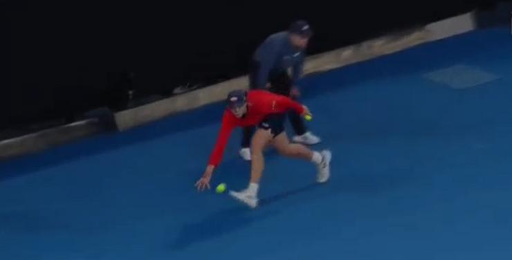 БУДУЋА БЕЈЗБОЛ ЗВЕЗДА: Погледајте шта је скупљач лоптица урадио током меча Ђоковића и Пуја (ВИДЕО)